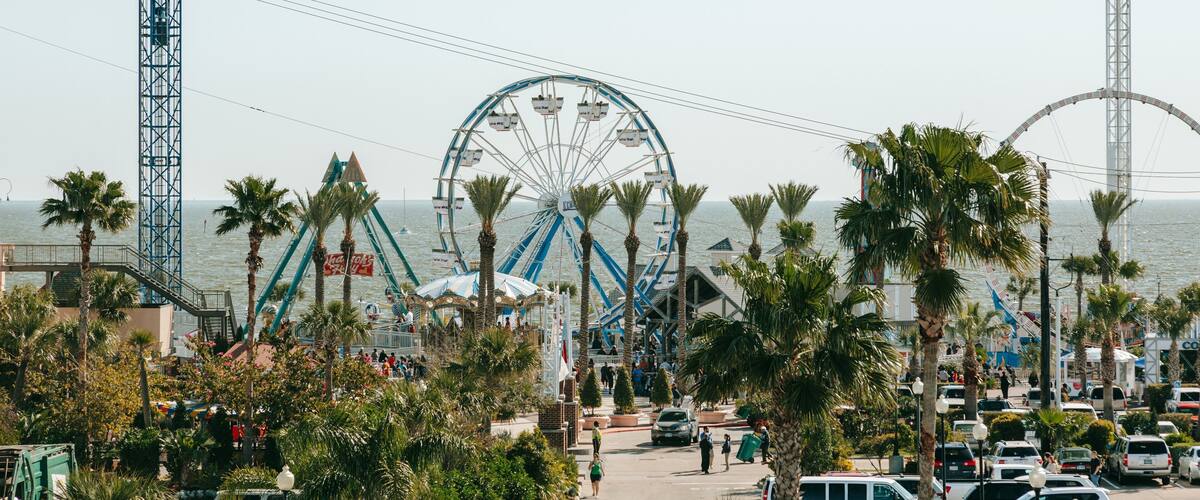 Kemah Boardwalk showing landscape views