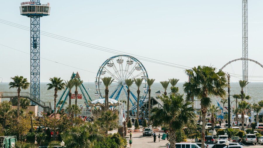 Kemah Boardwalk showing landscape views