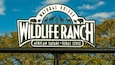 Une enseigne pour le parc animalier « Wildlife Ranch », avec des silhouettes d’animaux et l’inscription : « Safari africain, version Texane ».