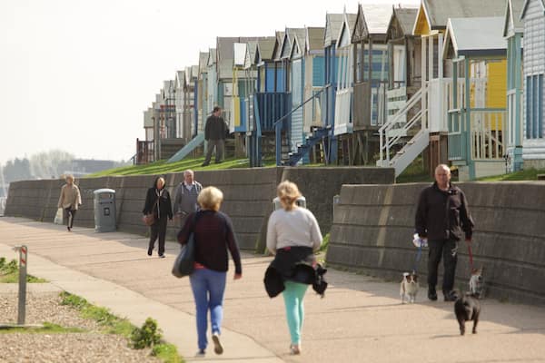Whitstable Beach sowie kleine Menschengruppe