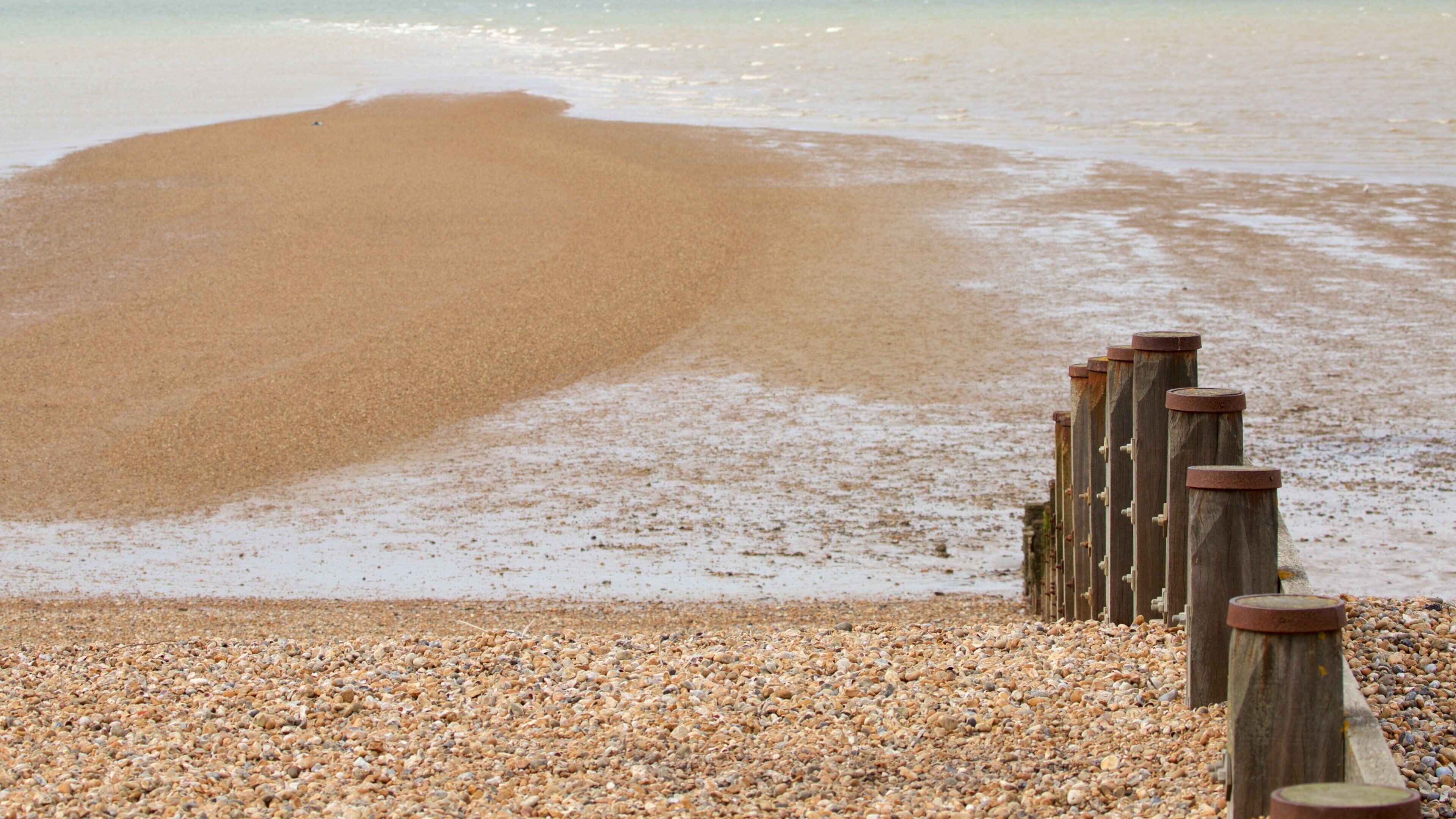 Whitstable Beach som viser strand med småstein