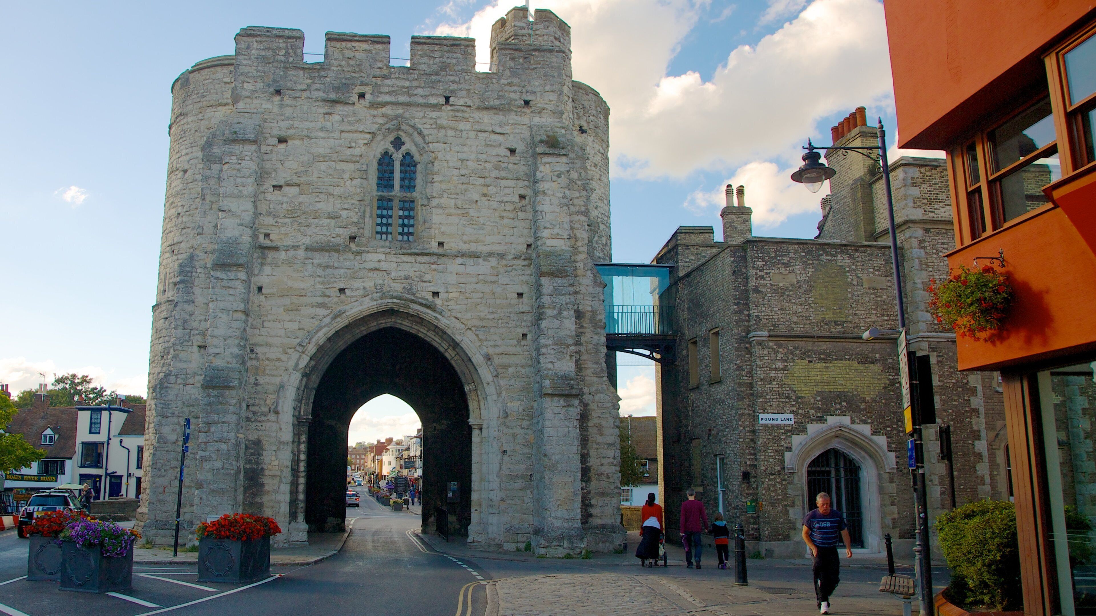 Westgate Gardens and Towers which includes chateau or palace, street scenes and heritage architecture