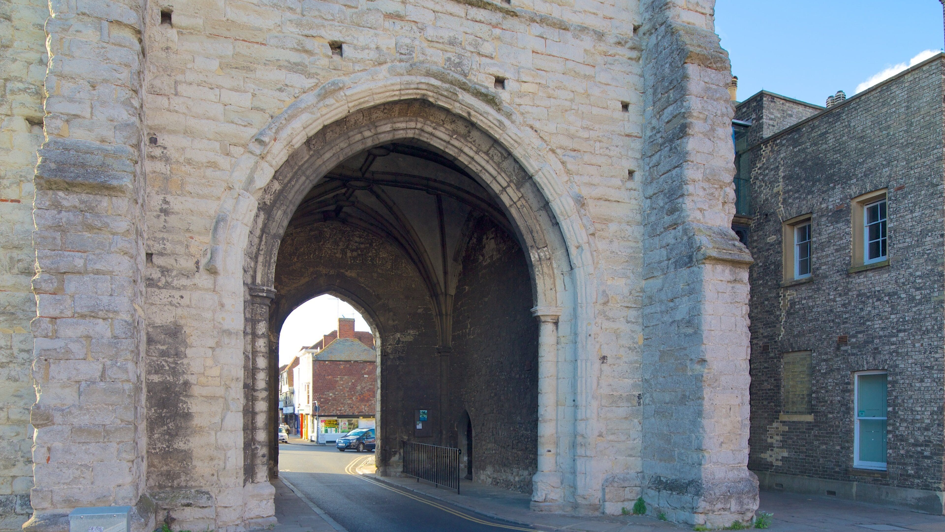 Jardines de Westgate y torres que incluye arquitectura patrimonial y ruinas de edificios