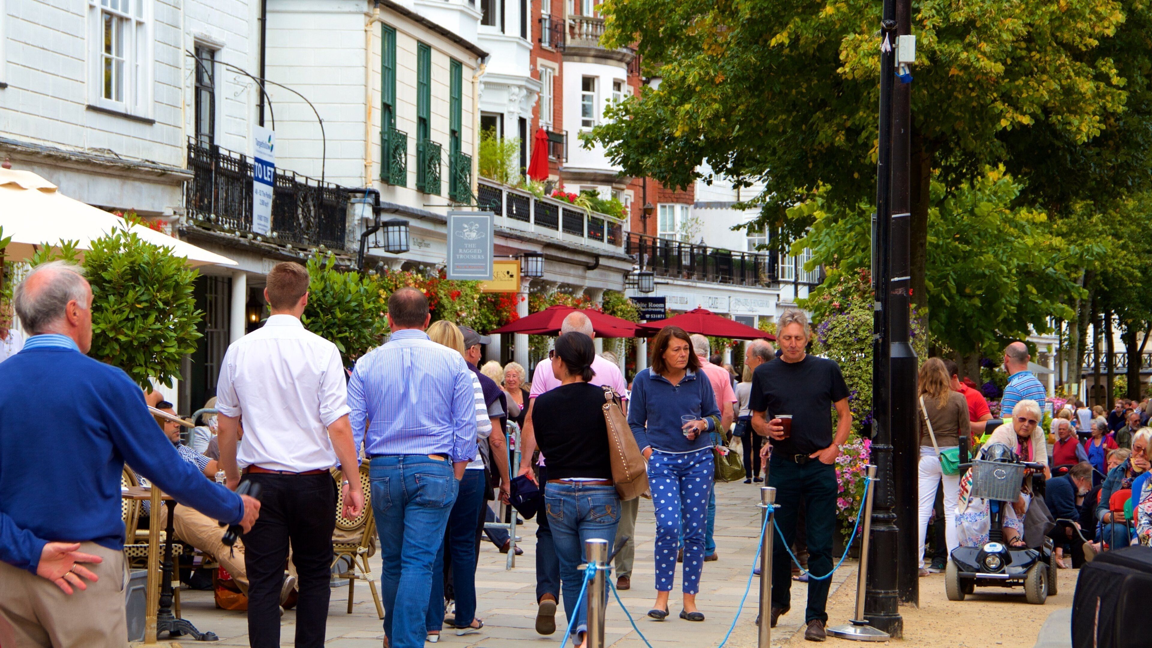 Pantiles แสดง เมือง ตลอดจน คนกลุ่มใหญ่