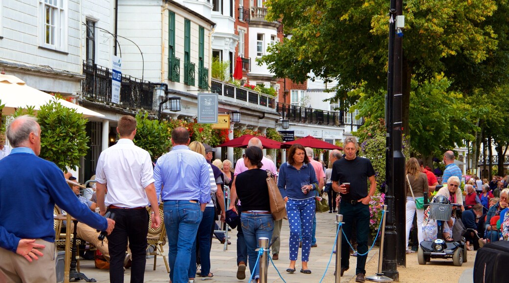 Pantiles which includes a city as well as a large group of people