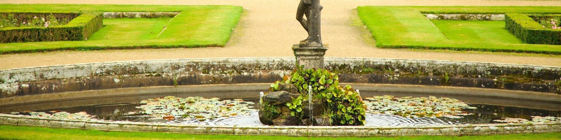 Penshurst Place qui includes fontaine et jardin