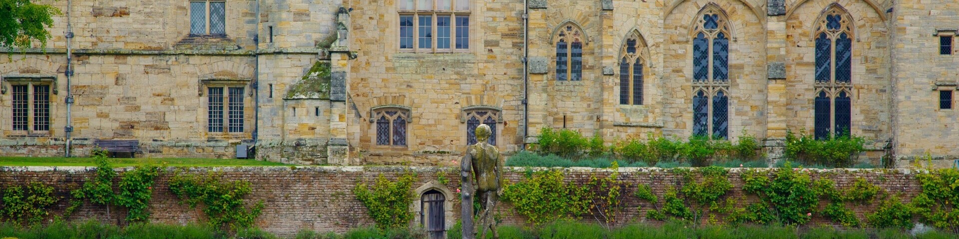 Penshurst slott og hager som viser fjell, palass og park