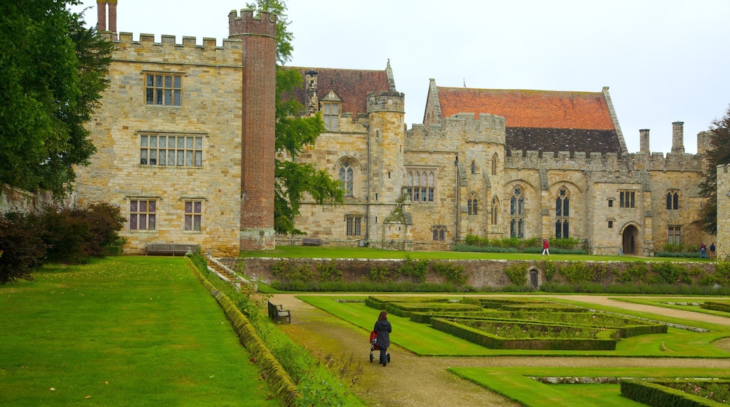 Penshurst Place and Gardens toont een park, historische architectuur en een kasteel