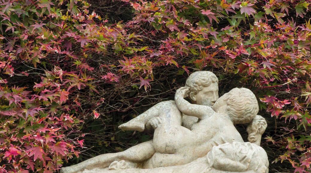 The Italian garden sure makes for a romantic stroll!