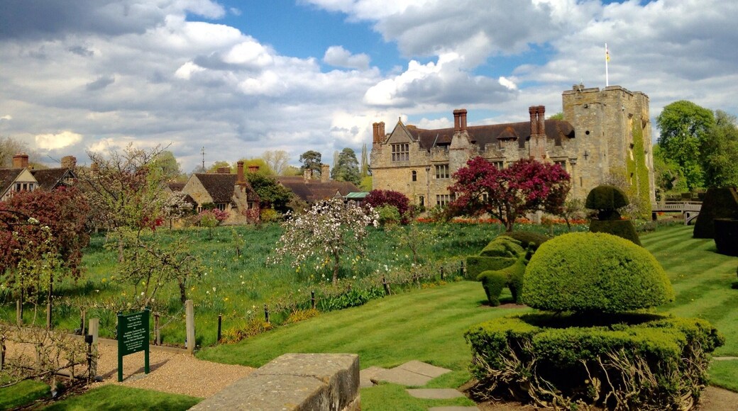 A wonderful tour of the castle. Then we made our way to the gardens. Amazing. Beautiful waterfall. With a lake not to far. They had an awesome water maze and a garden maze.