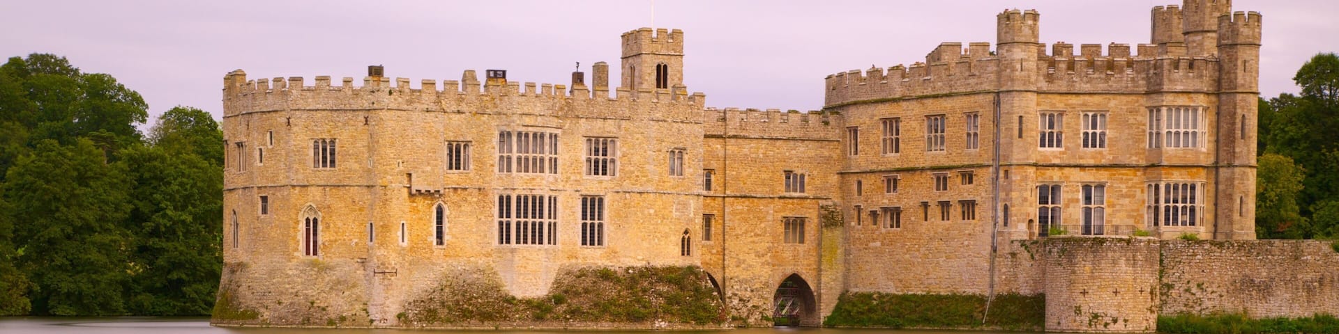Leeds Castle que inclui um pequeno castelo ou palácio, arquitetura de patrimônio e um rio ou córrego