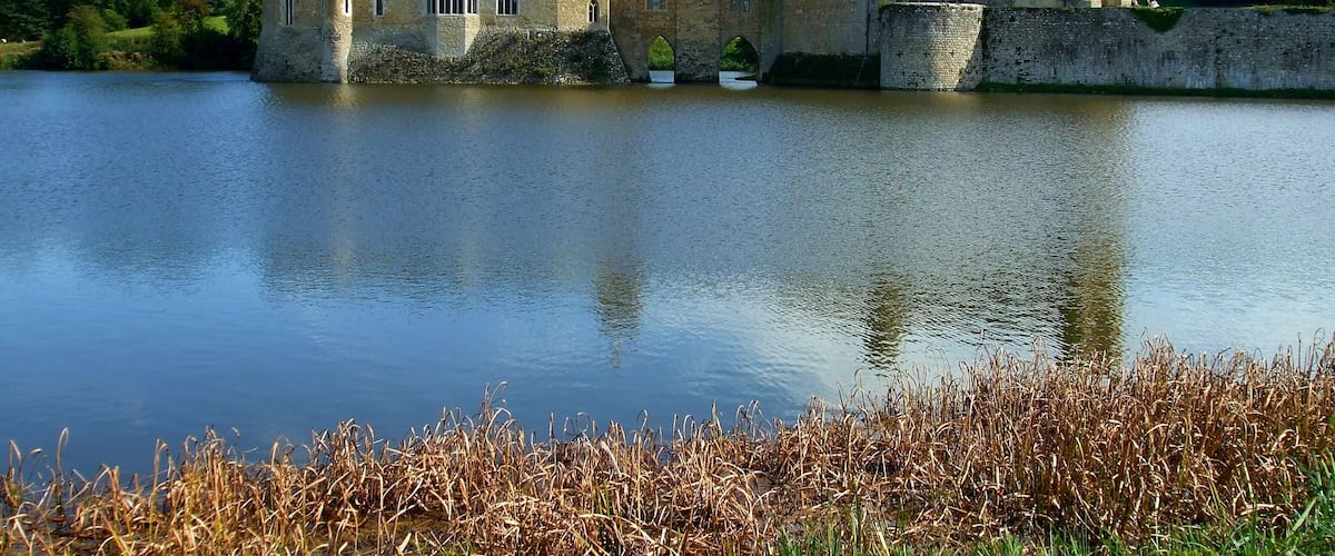 Leeds castle is nowhere near the city of Leeds in Yorkshire. It is just 5 miles from Maidstone in Kent - the garden of England. It has connections with Henry VIII who developed it for his first wife Catherine of Aragon. In 1520 he visited en route to Dover Castle and then the Field of the Cloth of Gold in France. #Castles #MyBackyard