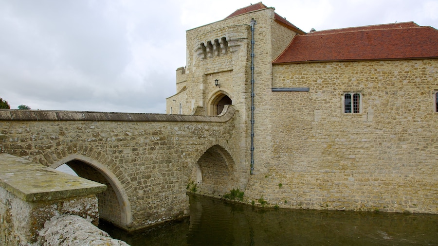 Leeds Castle showing heritage architecture and a castle