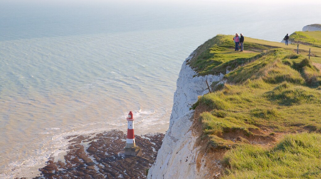 Beachy Head montrant phare et vues littorales