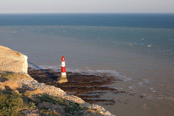Beachy Head mettant en vedette phare et vues littorales