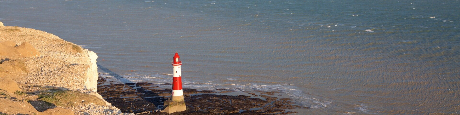 Beachy Head mettant en vedette phare et vues littorales