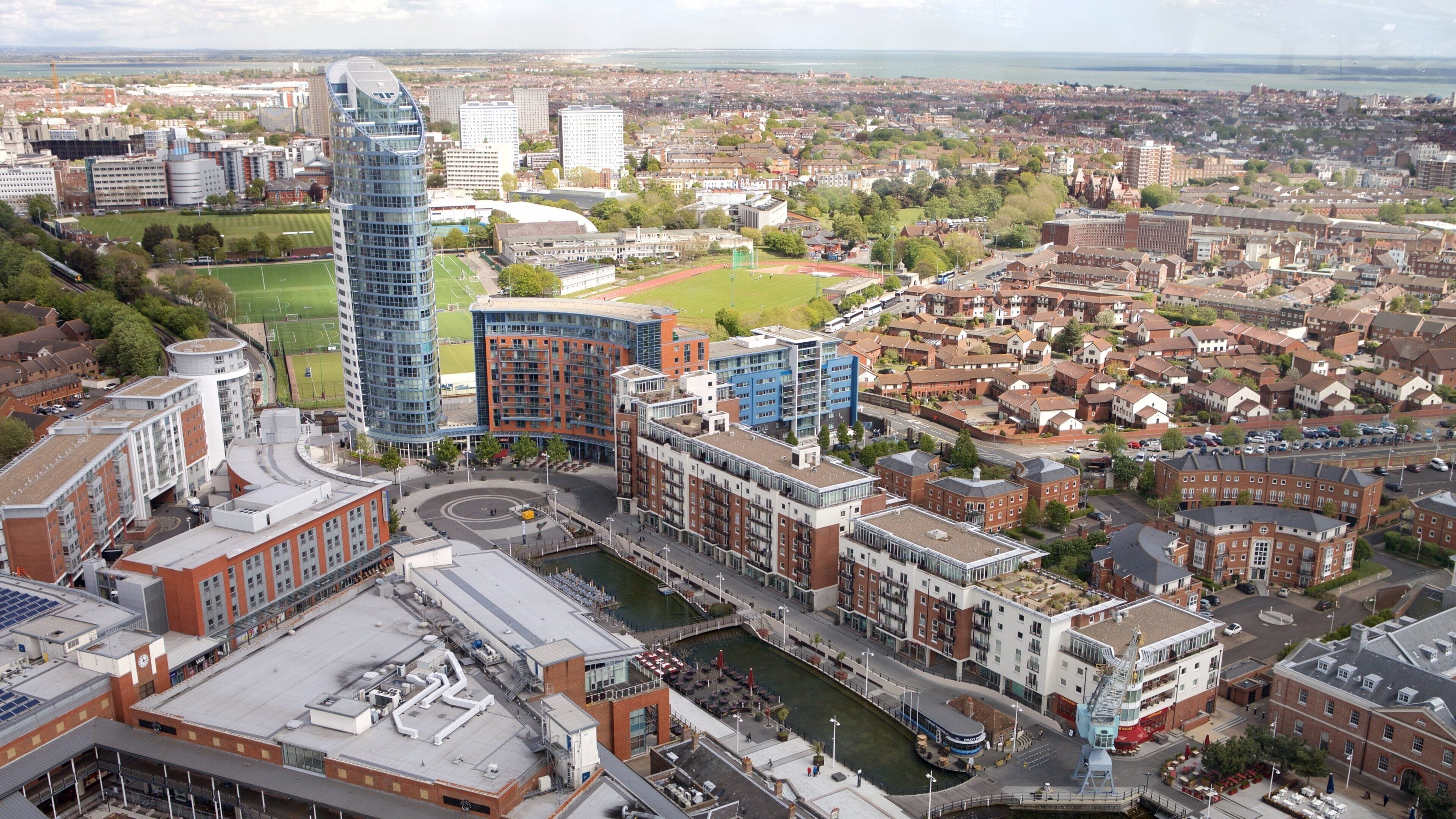 Spinnaker Tower som viser by