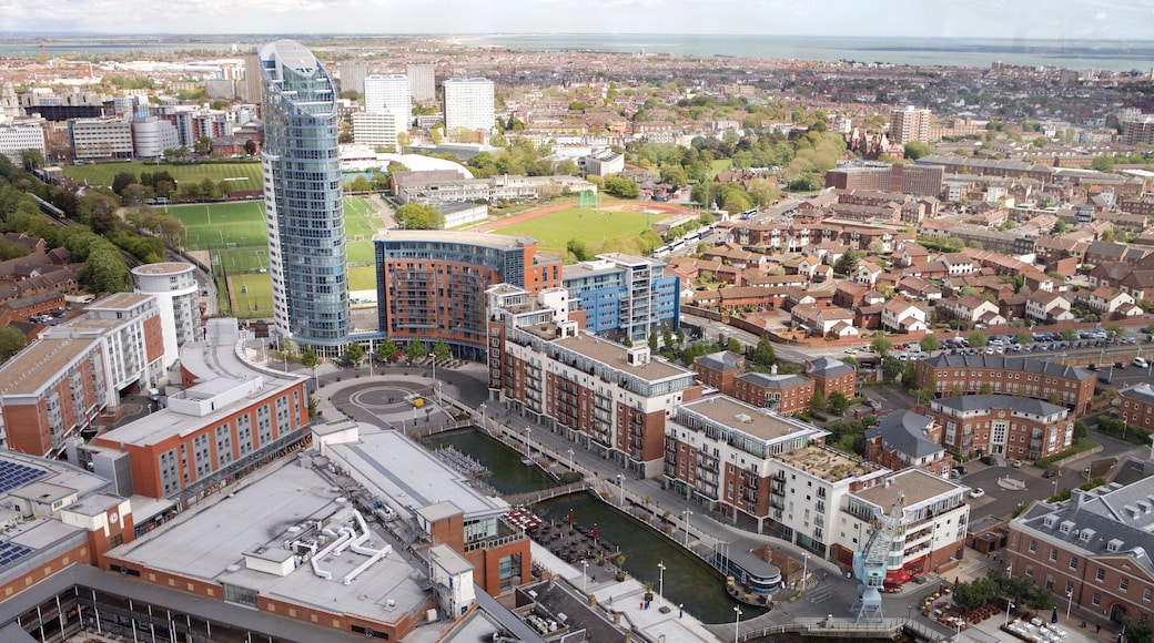 Spinnaker Tower som viser by