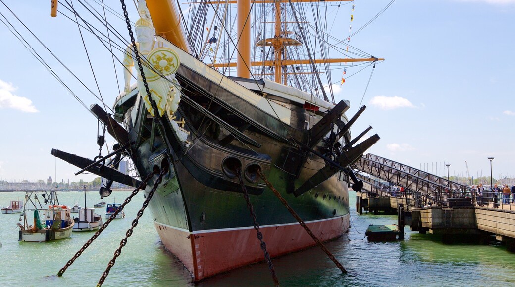 Bateau-musée HMS Warrior montrant baie ou port et patrimoine historique
