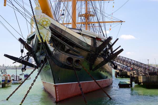 Bateau-musée HMS Warrior mettant en vedette baie ou port et patrimoine historique