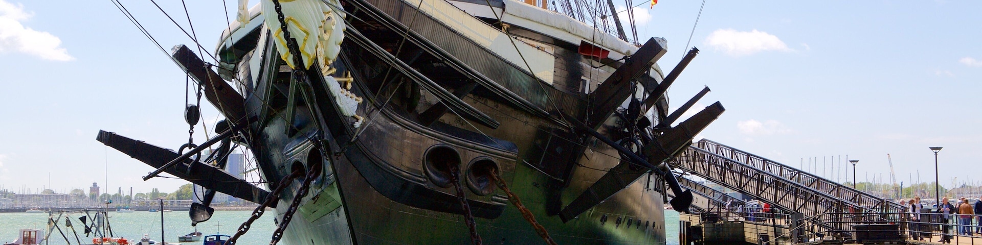 HMS Warrior que inclui elementos de patrimônio e uma baía ou porto