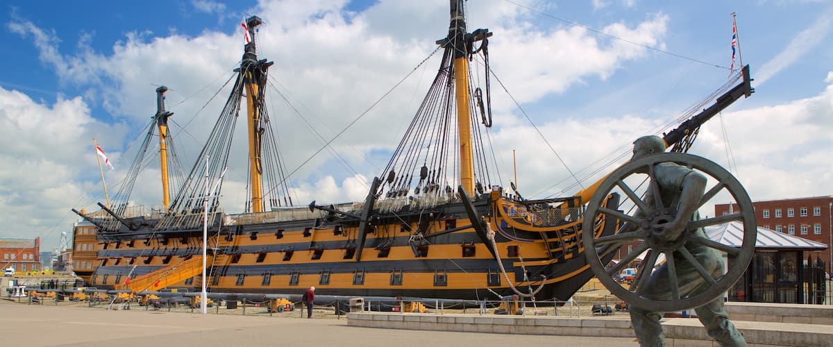 Bateau-musée HMS Victory montrant patrimoine historique et statue ou sculpture