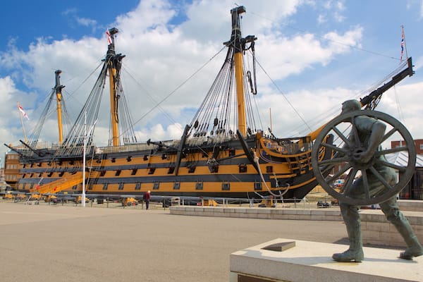 Bateau-musée HMS Victory mettant en vedette statue ou sculpture et patrimoine historique