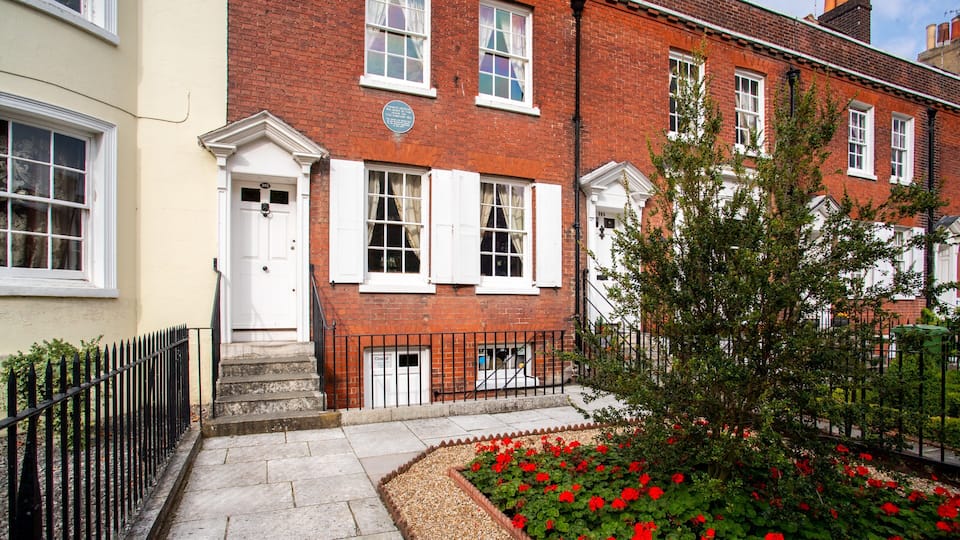 Charles Dickens Birthplace featuring flowers and a house