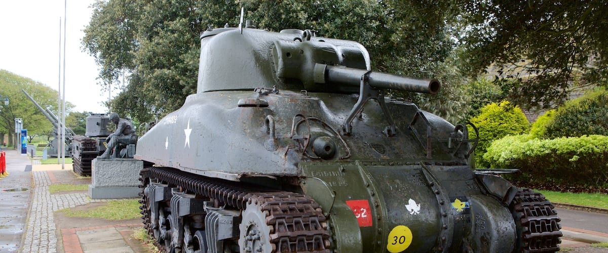 Portsmouth D-Day Museum mostrando elementos de patrimônio e itens militares