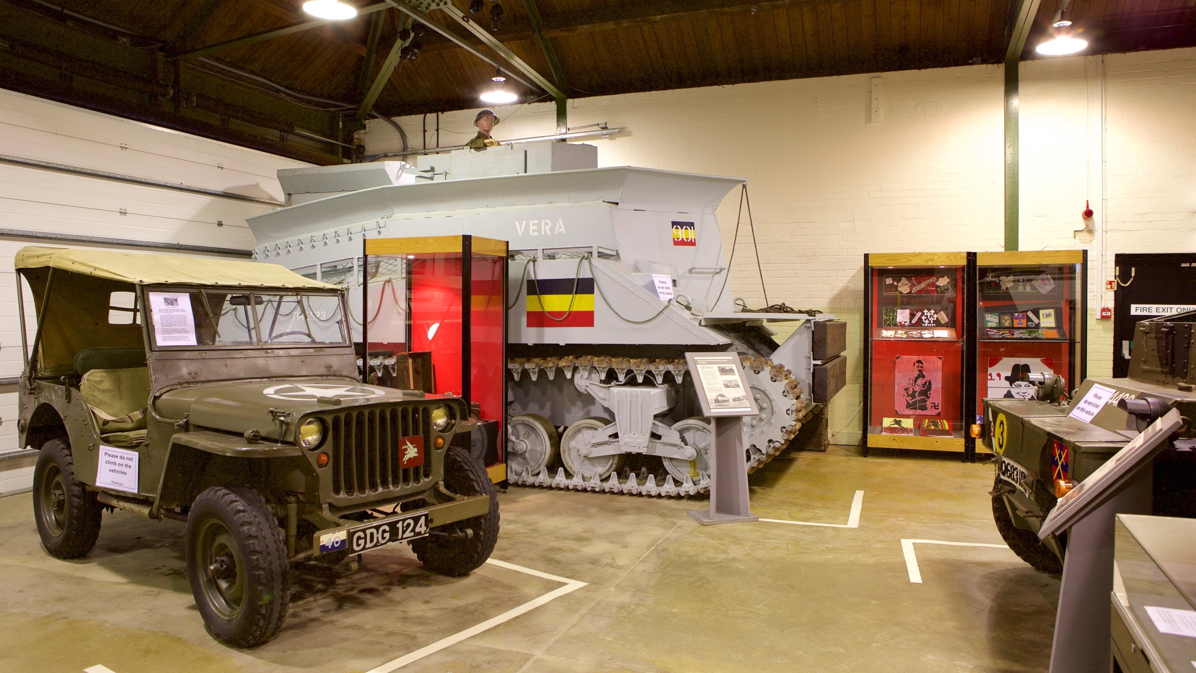 Portsmouth D-Day Museum que incluye artículos militares, vistas de interior y elementos patrimoniales