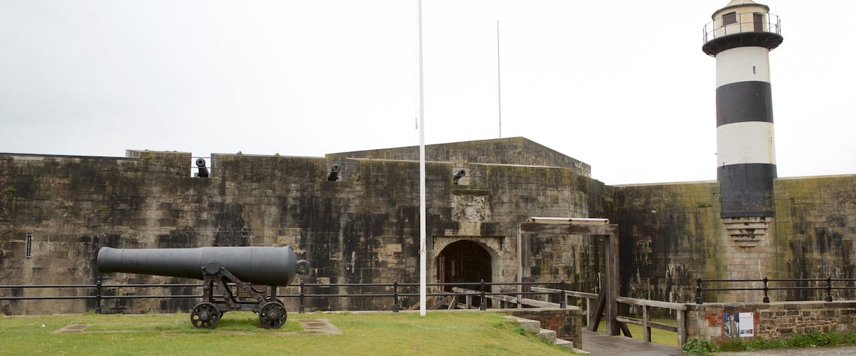 Southsea Castle showing a lighthouse, château or palace and heritage elements