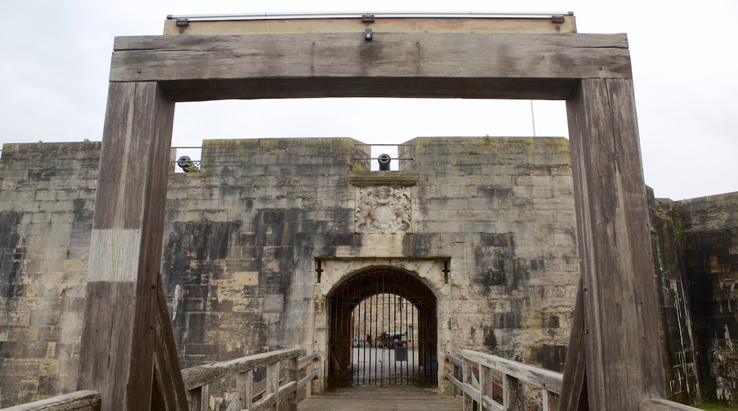 Southsea Castle que inclui um pequeno castelo ou palĂĄcio e elementos de patrimĂŽnio