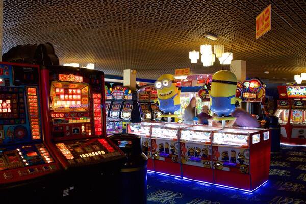 Clarence Pier montrant casino et vues intérieures