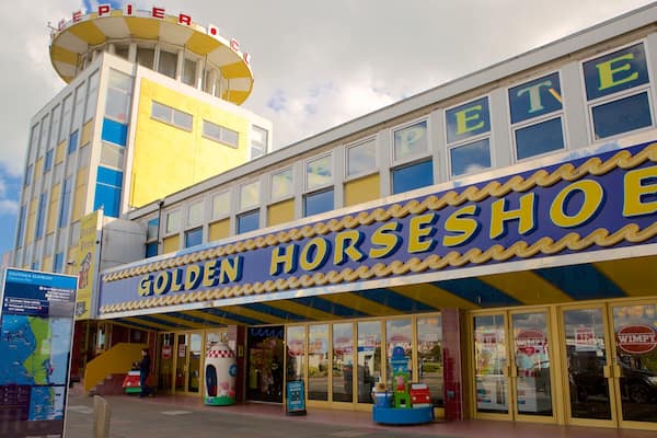 Un bâtiment sur lequel on peut lire l’inscription « Golden Horseshoe ».