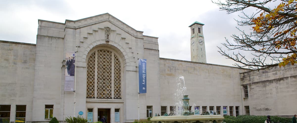 Galería de Arte de Southampton ofreciendo una fuente, arquitectura patrimonial y una plaza