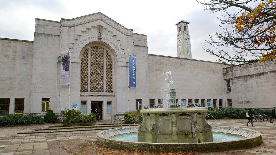 Southampton City Art Gallery which includes heritage architecture, a fountain and a square or plaza