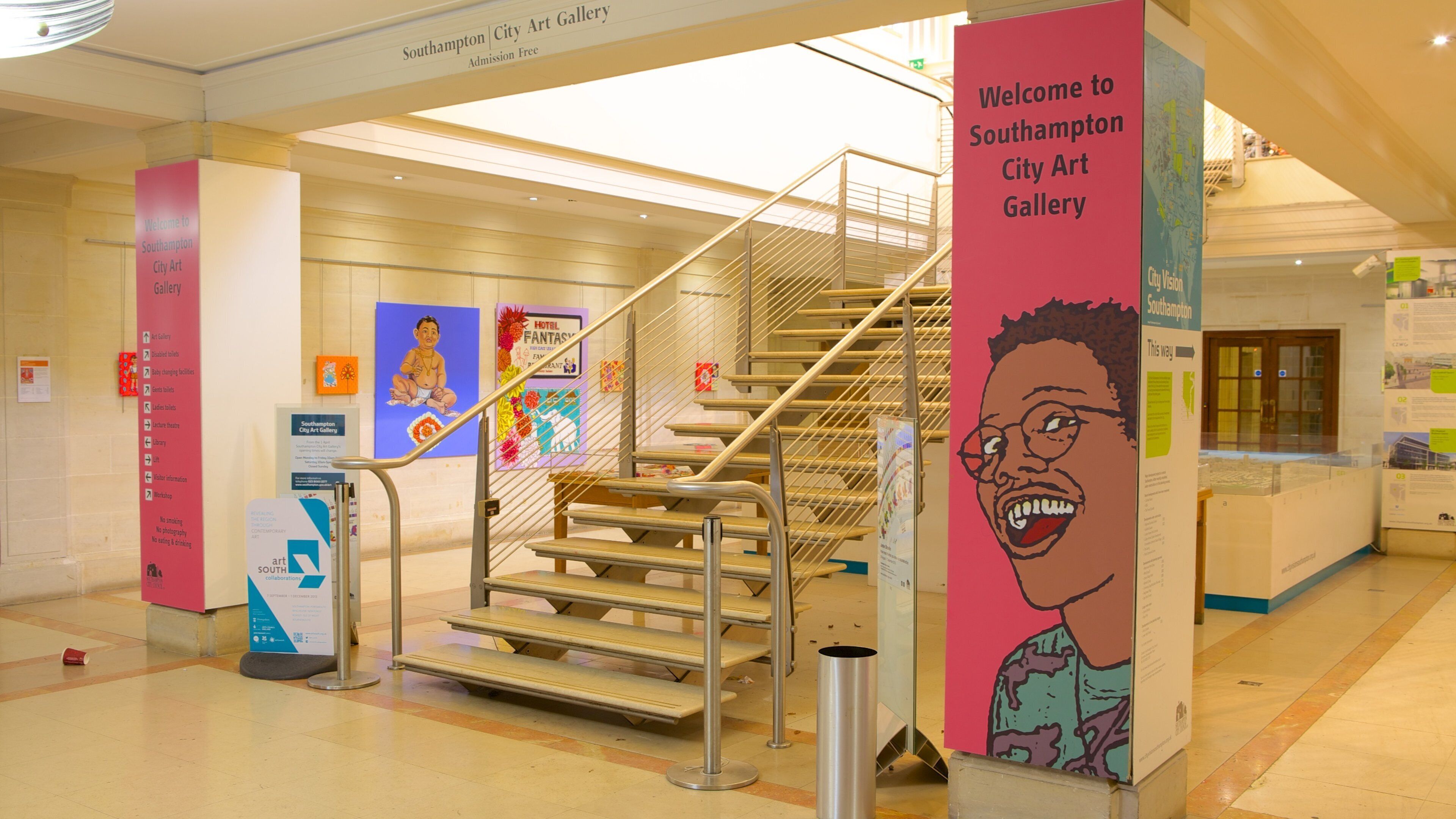 Southampton City Art Gallery featuring kyltit ja sisäkuvat