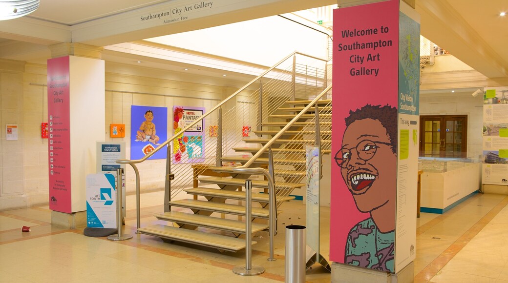 Southampton City Art Gallery featuring kyltit ja sisÀkuvat