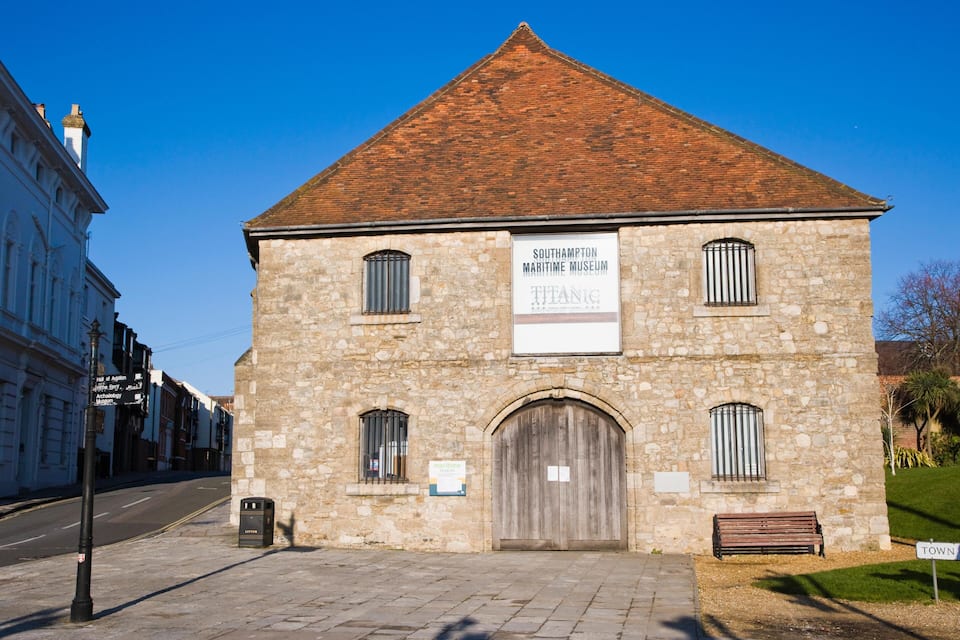 Un edificio in pietra con un cartello che riporta 'Southampton Maritime Museum Titanic'.