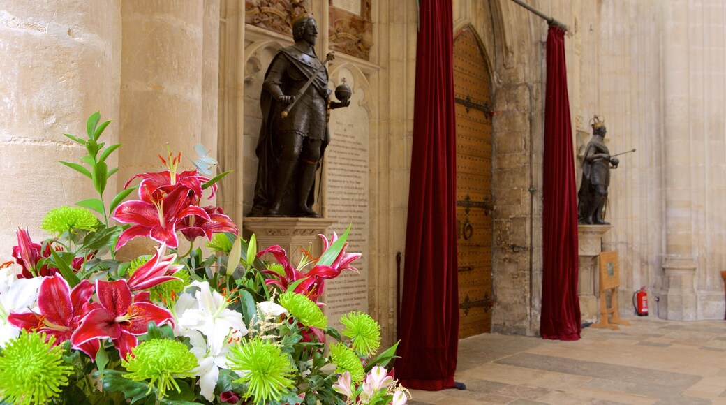 Winchester Cathedral fasiliteter samt statue eller skulptur, kulturarv og blomster