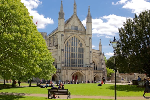 Winchester Cathedral mit einem historische Architektur, religiöse Aspekte und Garten