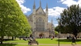 Catedral de Winchester ofreciendo aspectos religiosos, un parque y una iglesia o catedral
