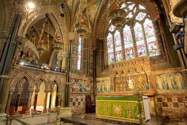 Eglise St Peter mettant en vedette éléments religieux, patrimoine historique et patrimoine architectural