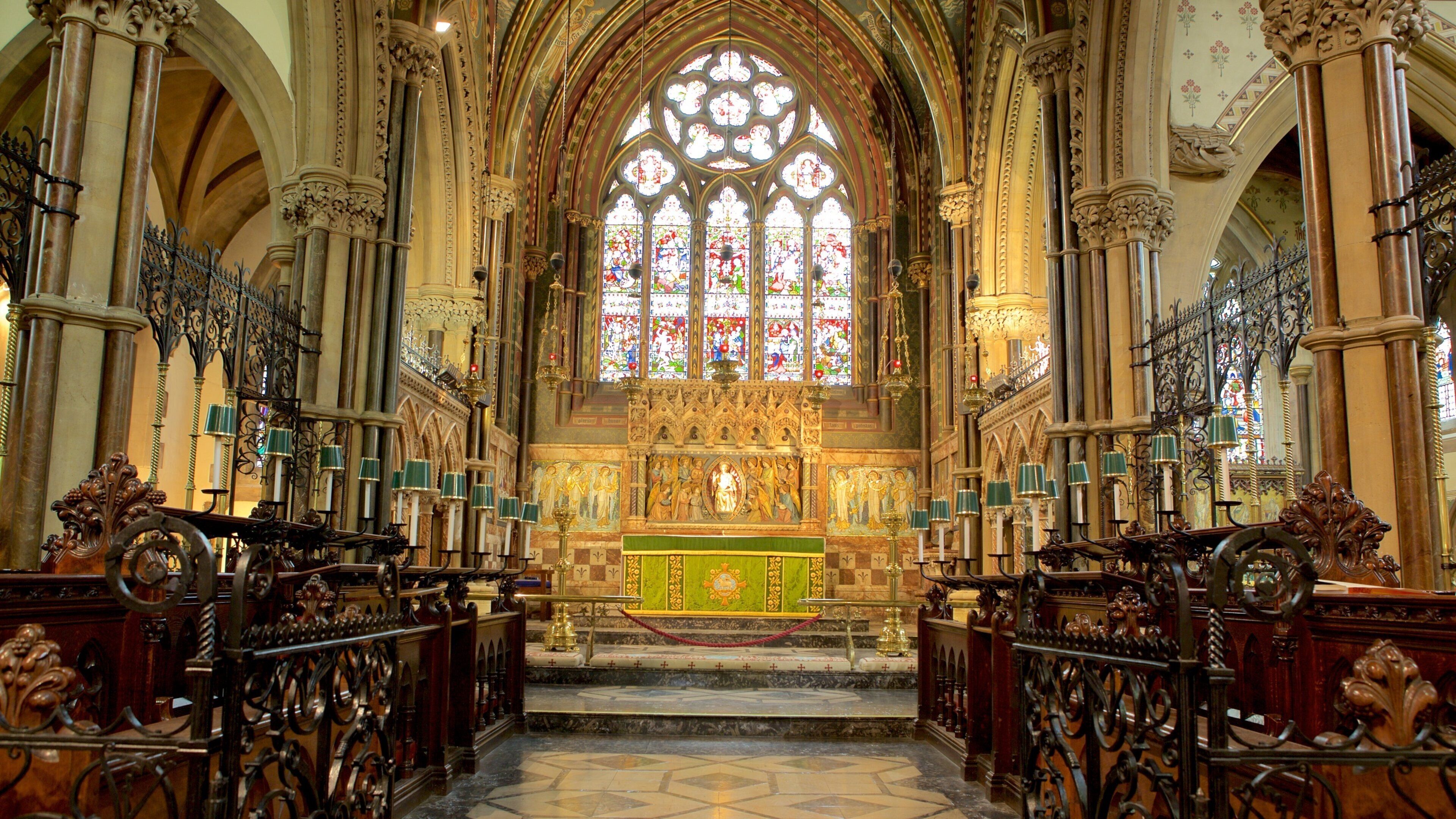 Eglise St Peter montrant église ou cathédrale, vues intérieures et patrimoine historique