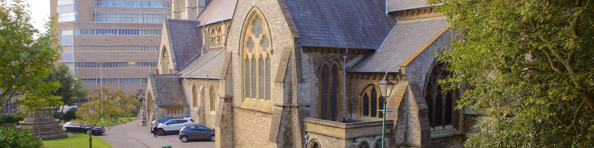 Igreja de São Pedro que inclui elementos de patrimônio e uma igreja ou catedral
