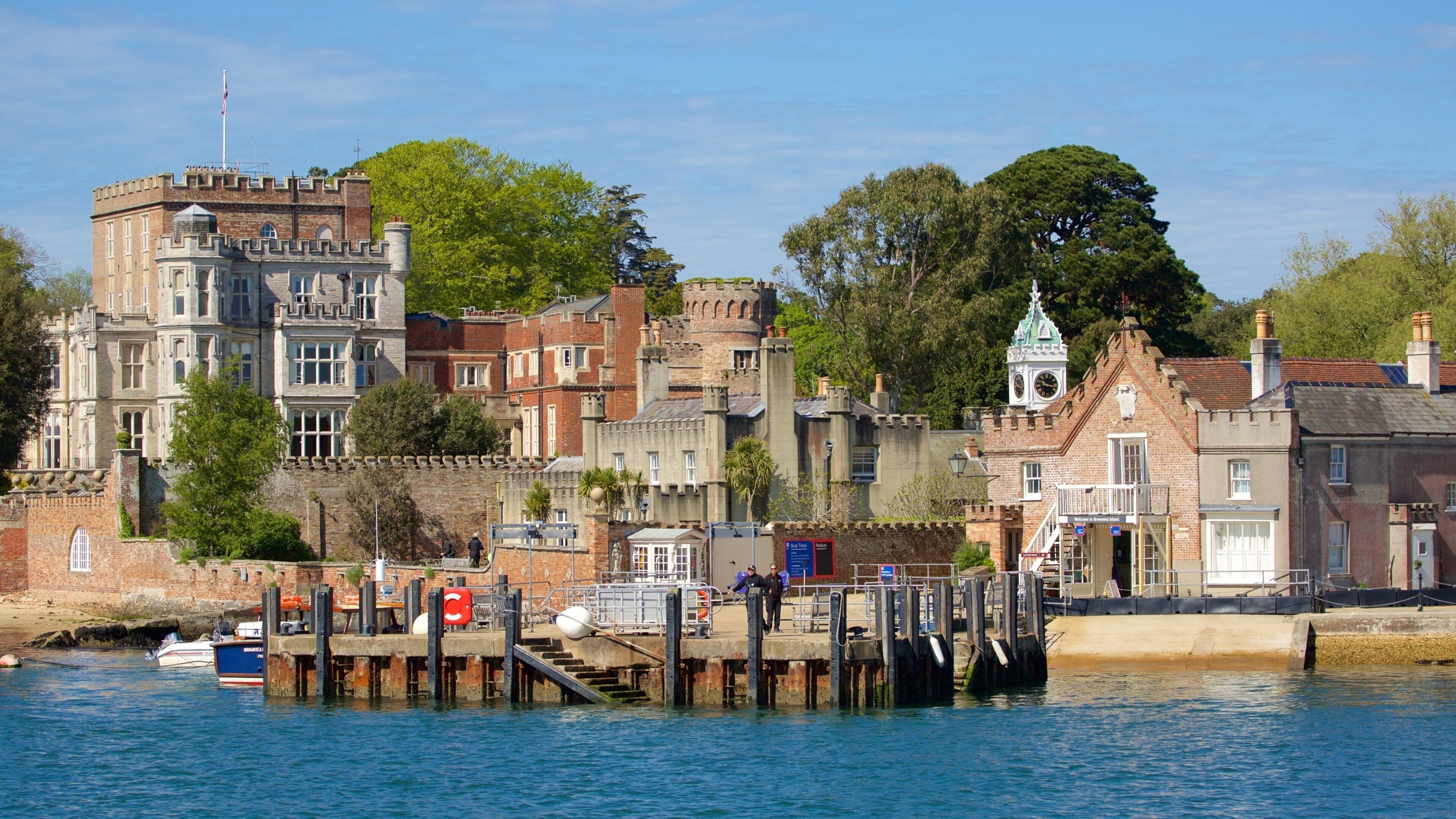 Brownsea Castle mit einem historische Architektur und Bucht oder Hafen