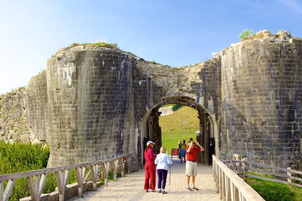 Corfe Castle mit einem Geschichtliches und Gebäuderuinen sowie kleine Menschengruppe