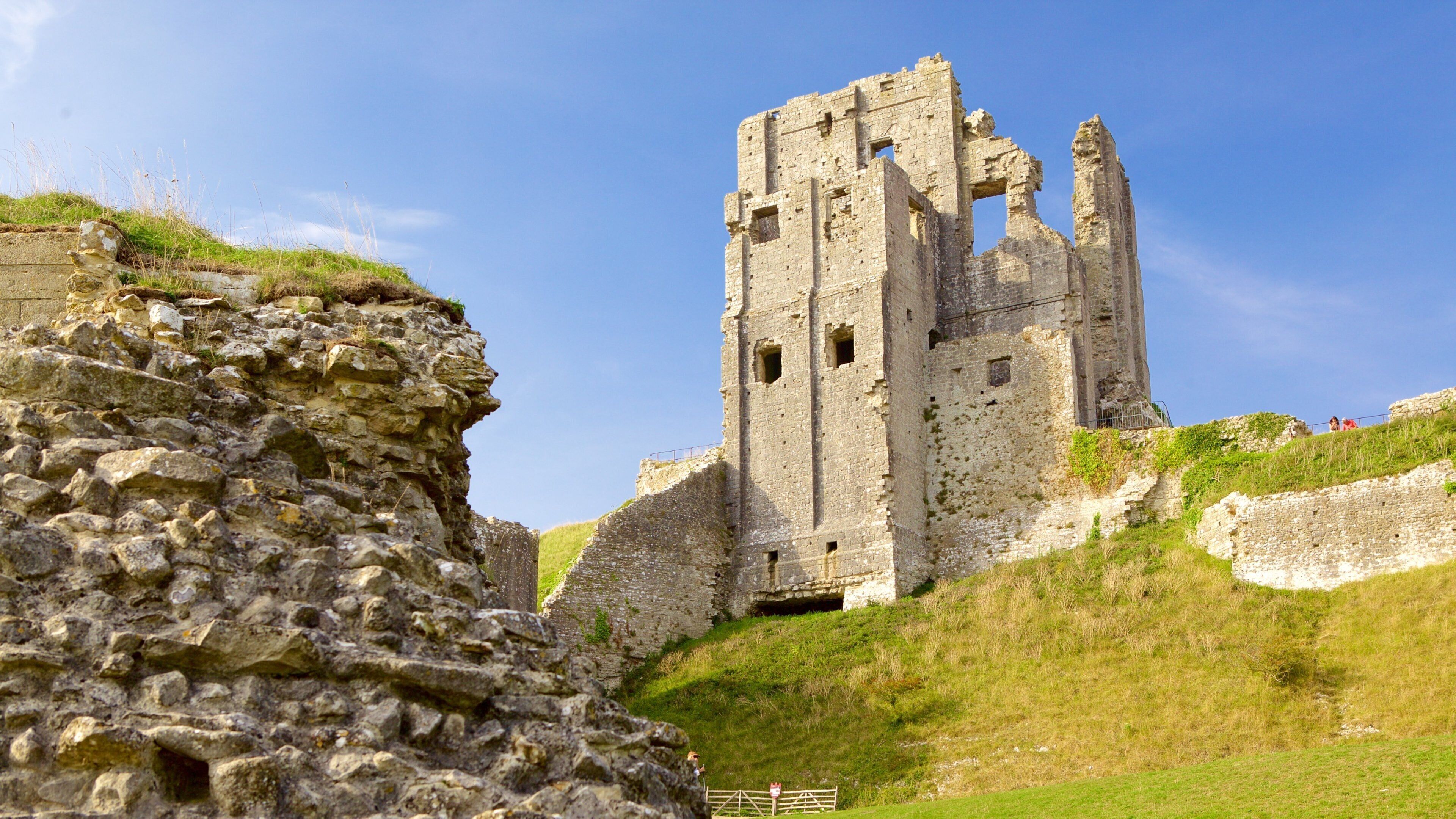 Corfe Castle showing building ruins and heritage elements
