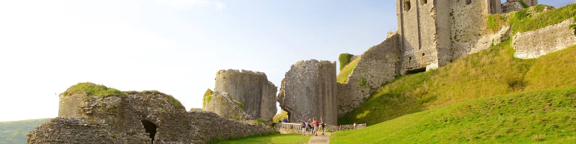 Corfe Castle which includes heritage elements, a ruin and tranquil scenes