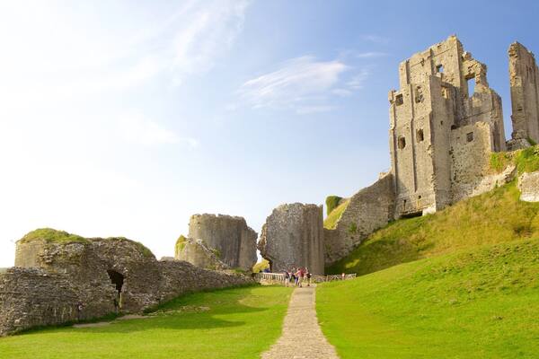 Corfe Castle which includes heritage elements, a ruin and tranquil scenes